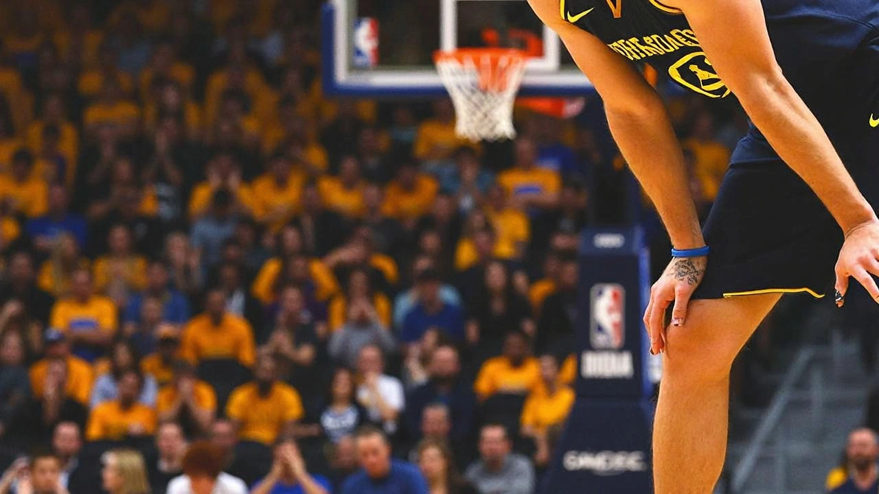 Steph Curry Out at Least One Week With Hamstring Strain, Misses Game 2 Against Timberwolves